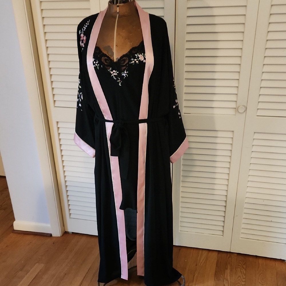 Oscar De La Renta Pink Label Black and Pink Floral Embroidered Robe And Nightie